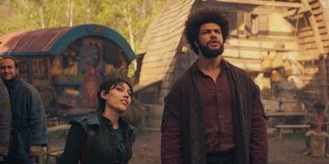 Faile Bashere (Isabella Bucceri) and Perrin Aybara (Marcus Rutherford) looking up in The Wheel of Time Season 3 Ep 7