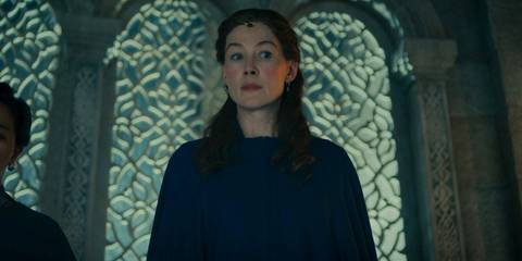 Moiraine Damodred (Rosamund Pike) silently observing from a balcony in The Wheel of Time Season 3 Ep 8