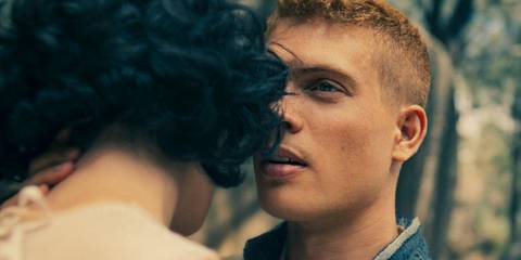 Rand al'Thor (Josha Stradowski) whispers in Selene's (Natasha O'Keeffe) ear in The Wheel of Time Season 3 Ep 8