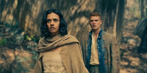 Egwene Al'Vere (Madeleine Madden) defends Rand al'Thor (Josha Stradowski) in The Wheel of Time Season 3 Ep 8