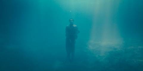 Nynaeve al'Meara (Zoë Robins) at the bottom of the sea bound with chains in The Wheel of Time Season 3 Ep 8