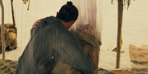 Lan Mandragoran (Daniel Henney) holds the fading body of Melindhra (Synnøve Macody Lund) in The Wheel of Time Season 3 Ep 8