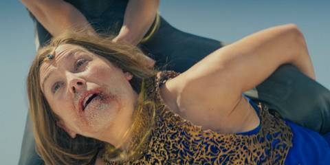 Moiraine Damodred (Rosamund Pike) is being strangled, nearly unconscious in The Wheel of Time Season 3 Ep 8