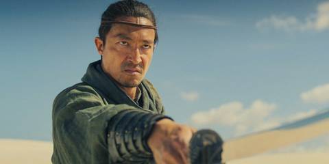 Lan Mandragoran (Daniel Henney) ready to attack with his katana in The Wheel of Time Season 3 Ep 8