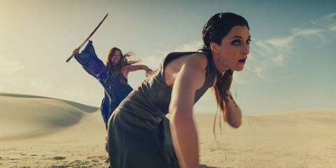 Moiraine Damodred (Rosamund Pike) cuts part of Selene's (Natasha O'Keeffe) neck in The Wheel of Time Season 3 Ep 8