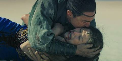 Lan Mandragoran (Daniel Henney) comforting Moiraine Damodred (Rosamund Pike) while she's crying in The Wheel of Time Season 3 Ep 8