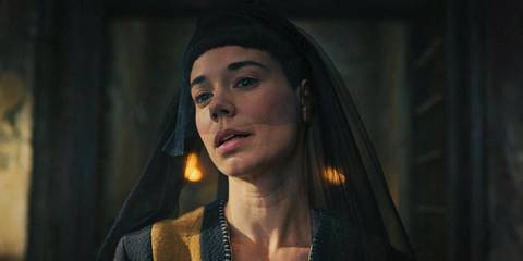 Moghedien (Laia Costa) with a persuasive gaze in The Wheel of Time Season 3 Ep 8