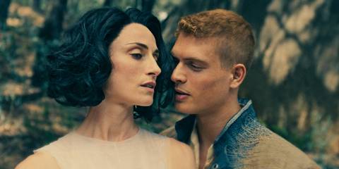 Selene (Natasha O'Keeffe) and Rand al'Thor (Josha Stradowski) very close to each other in The Wheel of Time Season 3 Ep 8