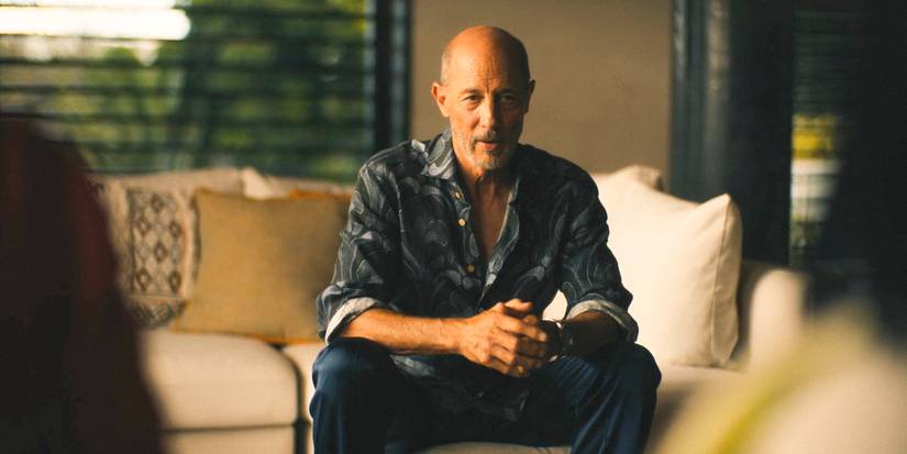 Грег/Гэри (Джон Грис) слушает предложение от Зайона и Белинды в 8 эпизоде 3 сезона сериала "The White Lotus"