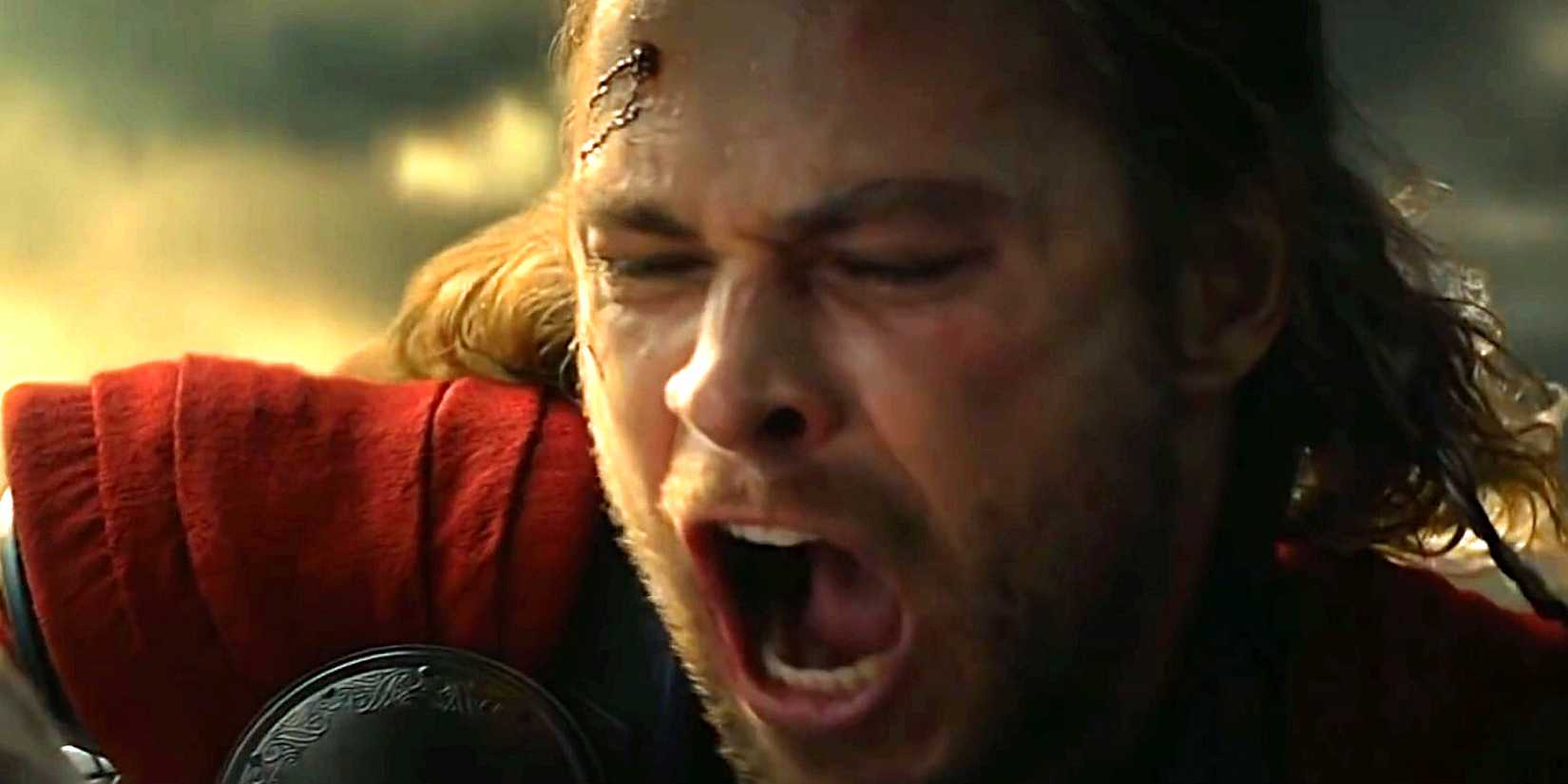 Thor chorando após a morte de Loki