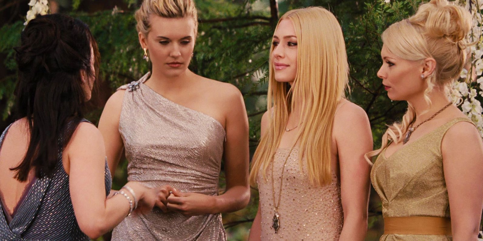 Twilight's TV Remake Can Fix A Breaking Dawn Problem Thanks To 1 Book Moment, image size:1414x707