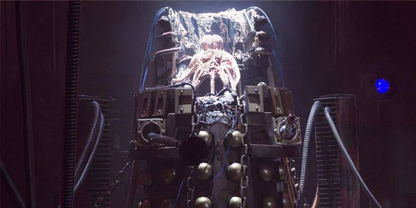 Dalek Caan com uma carcaça explodida no episódio de Doctor Who