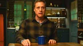 Alan Tudyk looking tired as Harry Vanderspeigle in Resident Alien