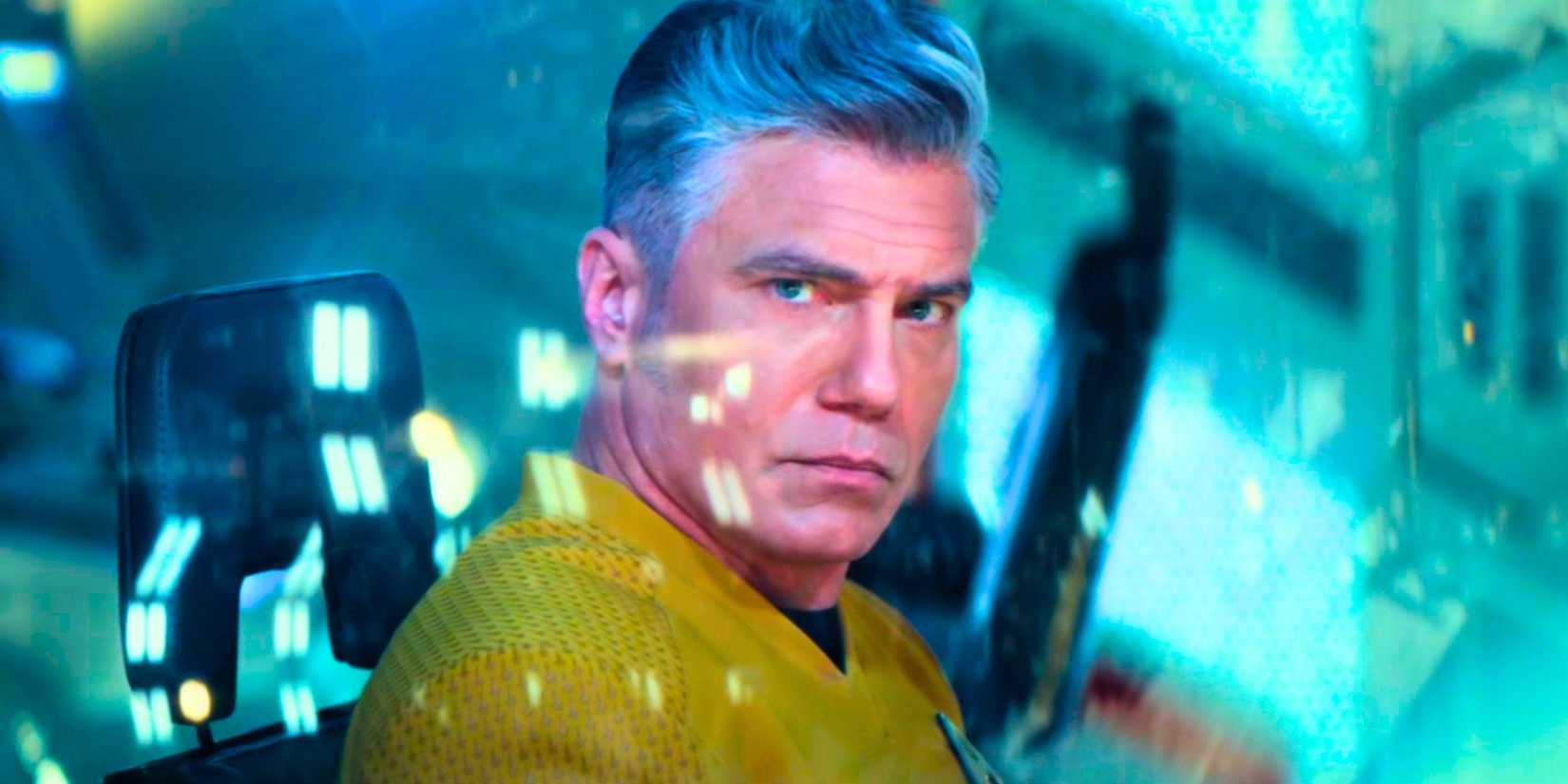 Энсон Маут смотрит на экран в роли капитана Пика в "Star Trek: Strange New Worlds"