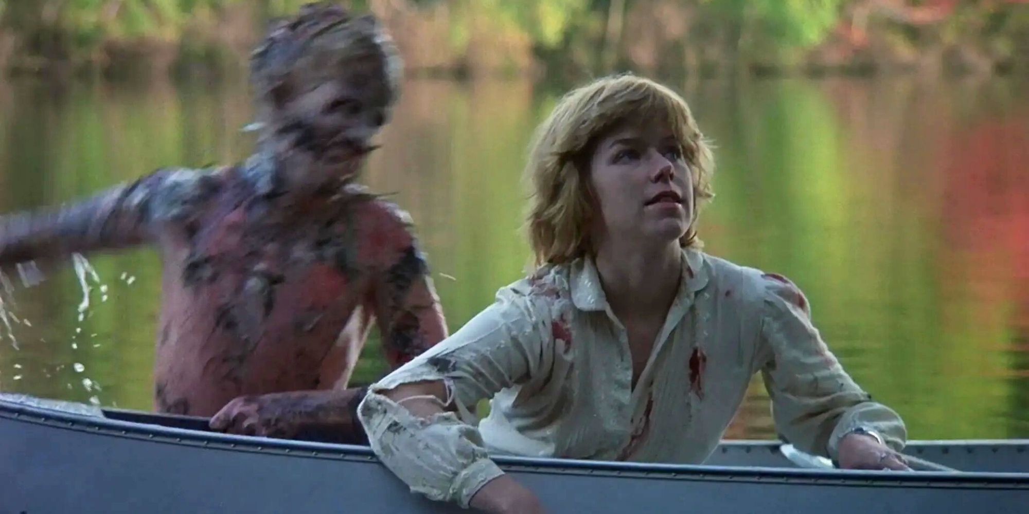 Jason Voorhees atacando Alice em um barco no filme original de Sexta-Feira 13.