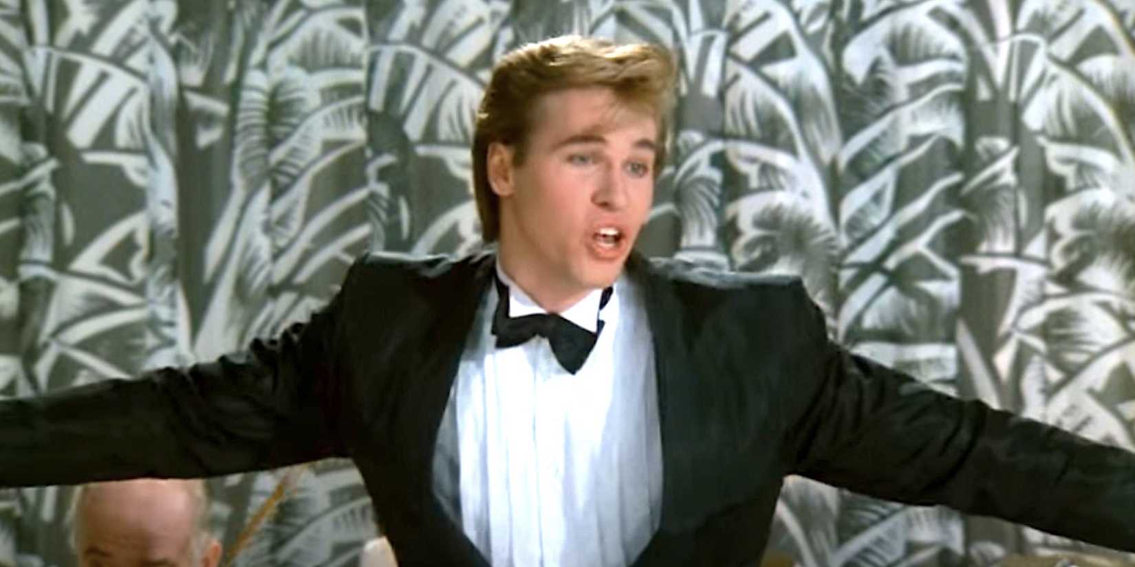 Val Kilmer como Nick Rivers cantando em Top Secret! (1984)