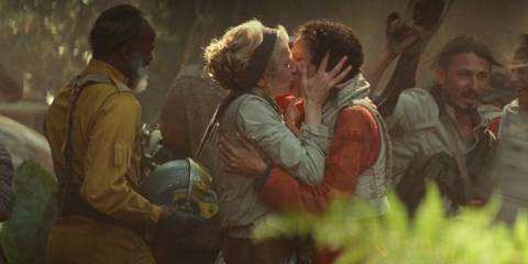 Women kiss in The Rise of Skywalker