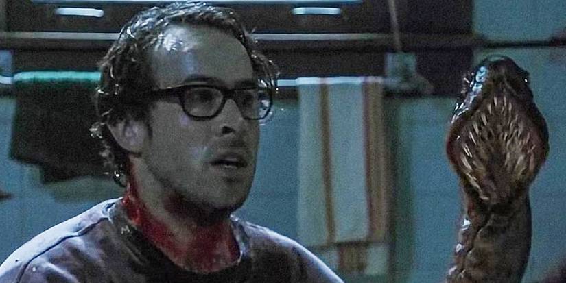 Jason Lee as Beaver with an alien worm in Dreamcatcher