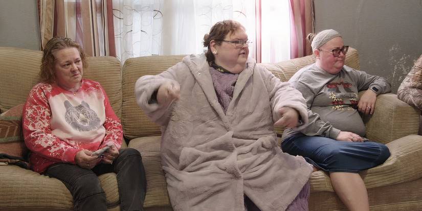1000-Lb Sisters' Tammy Slaton, Misty Wentworth and Brittany Combs sitting on a couch