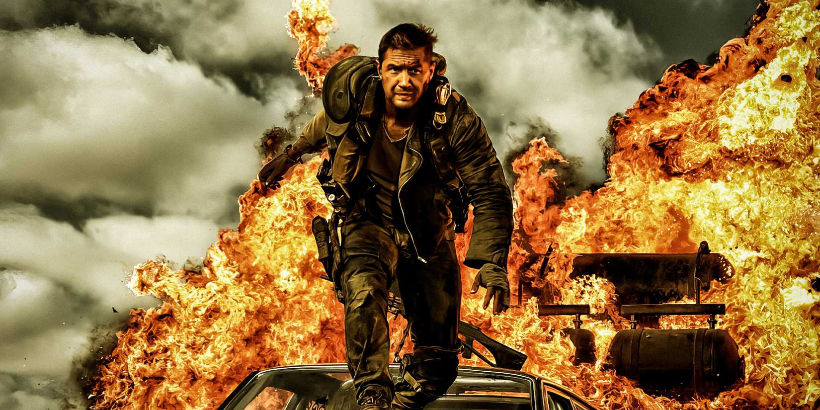 Max pulando de uma explosão em Mad Max: Estrada da Fúria.