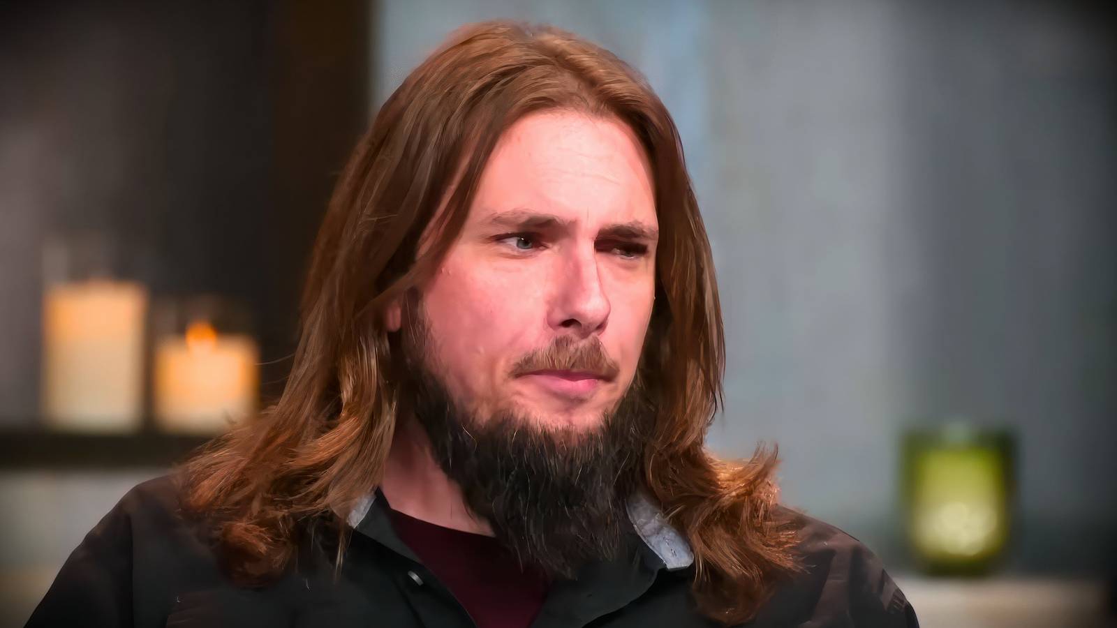 Colt Johnson trong chương trình 90 Day Fiancé với mái tóc dài và áo đen trông có vẻ đáng ngờ.