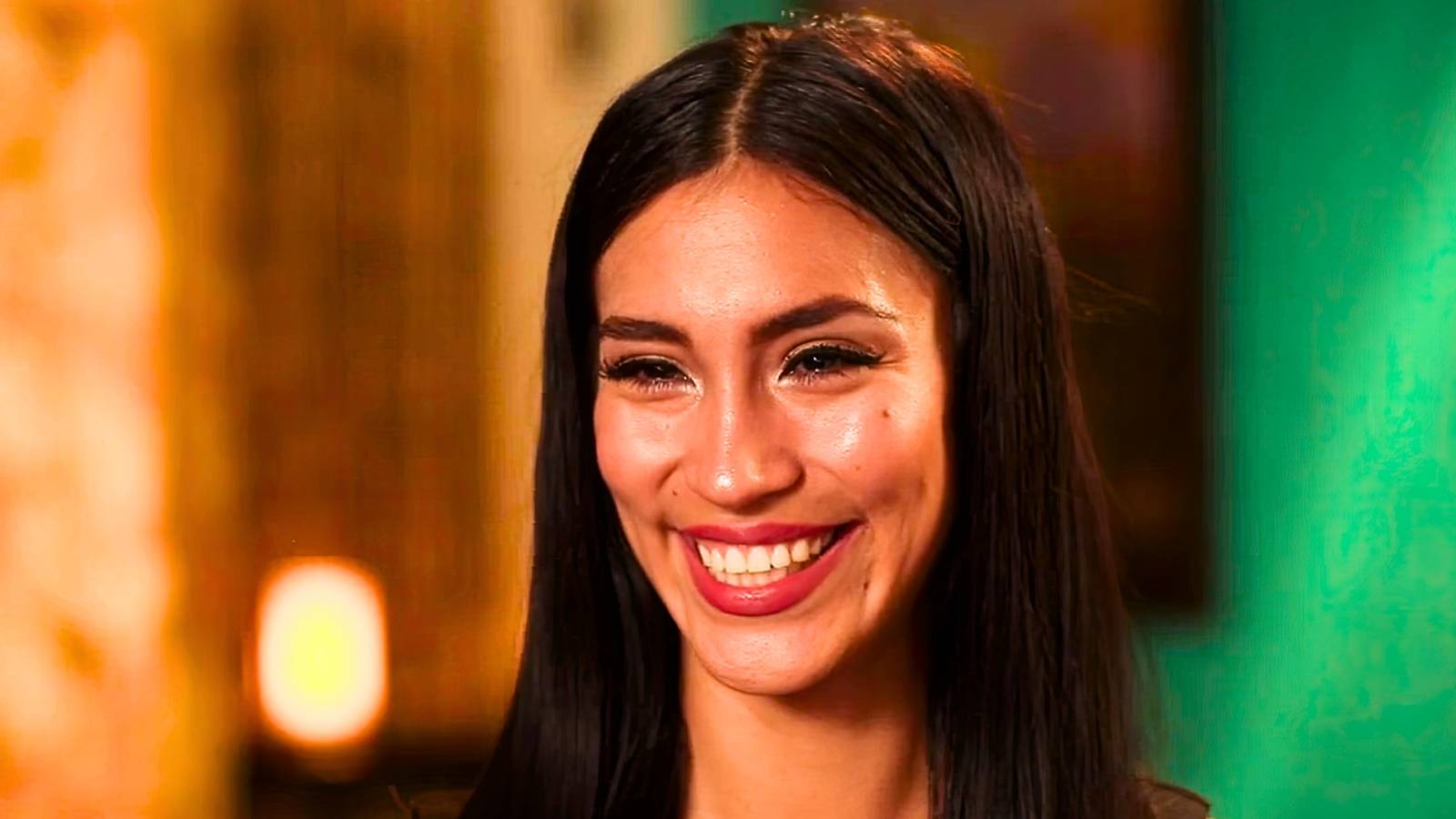 Jennifer Tarazona trong chương trình 90 Day Fiance đang mỉm cười cận cảnh.