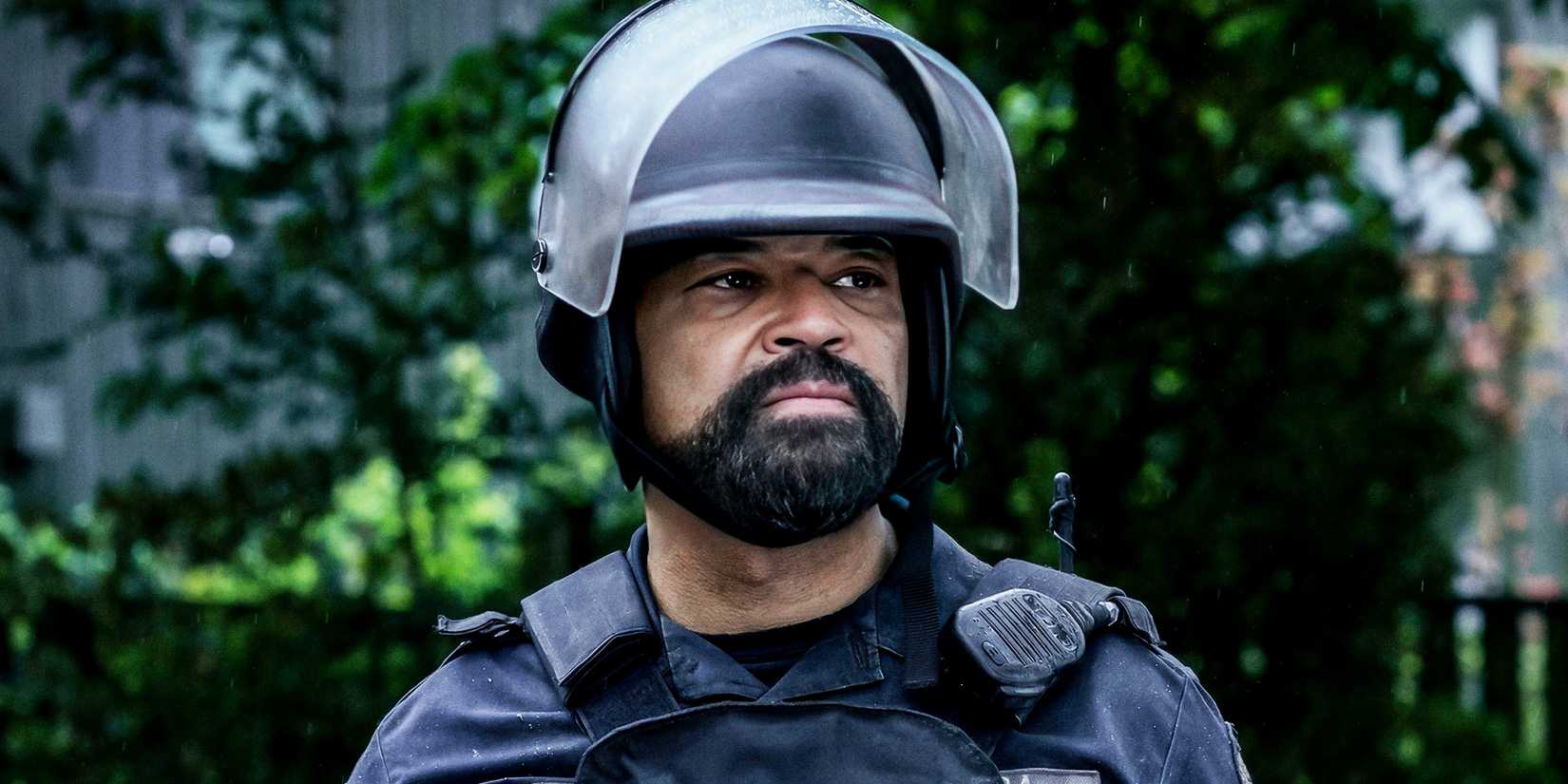 Jeffrey Wright as Isaac wearing a uniform in The Last of Us season 2, episode 4