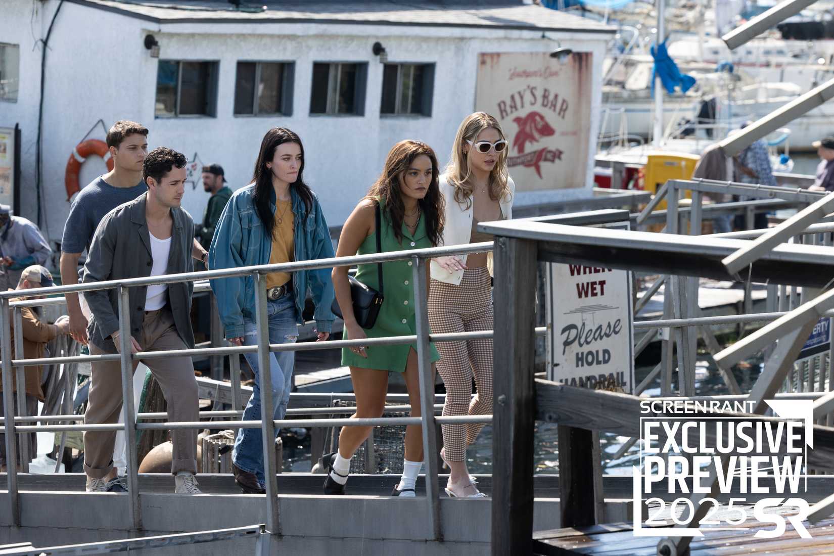 Группа подростков, идущих к лодке в I Know What You Did Last Summer 2025