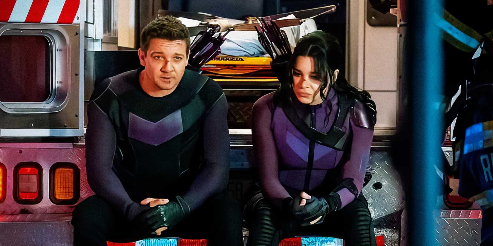 Gavião Arqueiro com seu traje roxo e preto em LEGO Marvel Avengers: Strange Tails