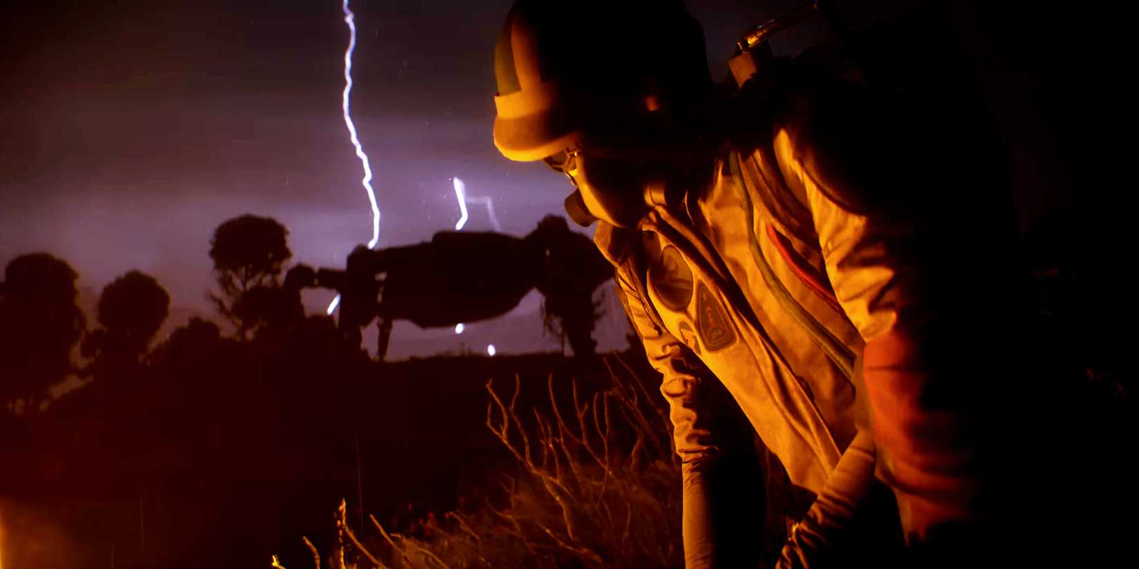 Personagem ARC Raiders sentado perto de uma fogueira com uma silhueta de robô recortada por um raio ao fundo.