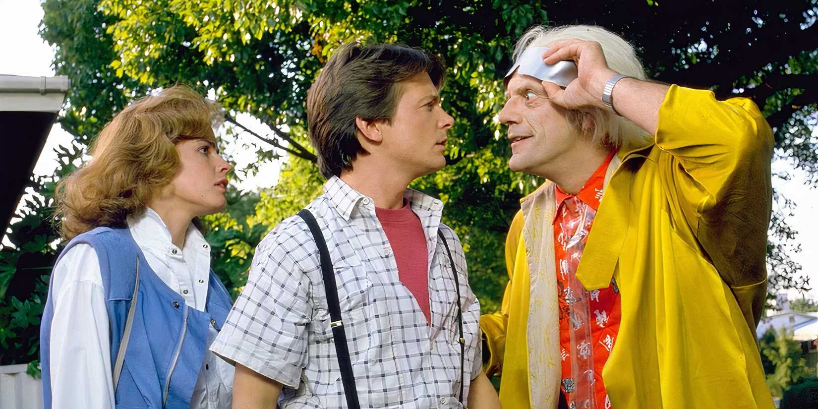 Doc Brown levanta os óculos para falar com Marty e Jennifer no final de De Volta para o Futuro