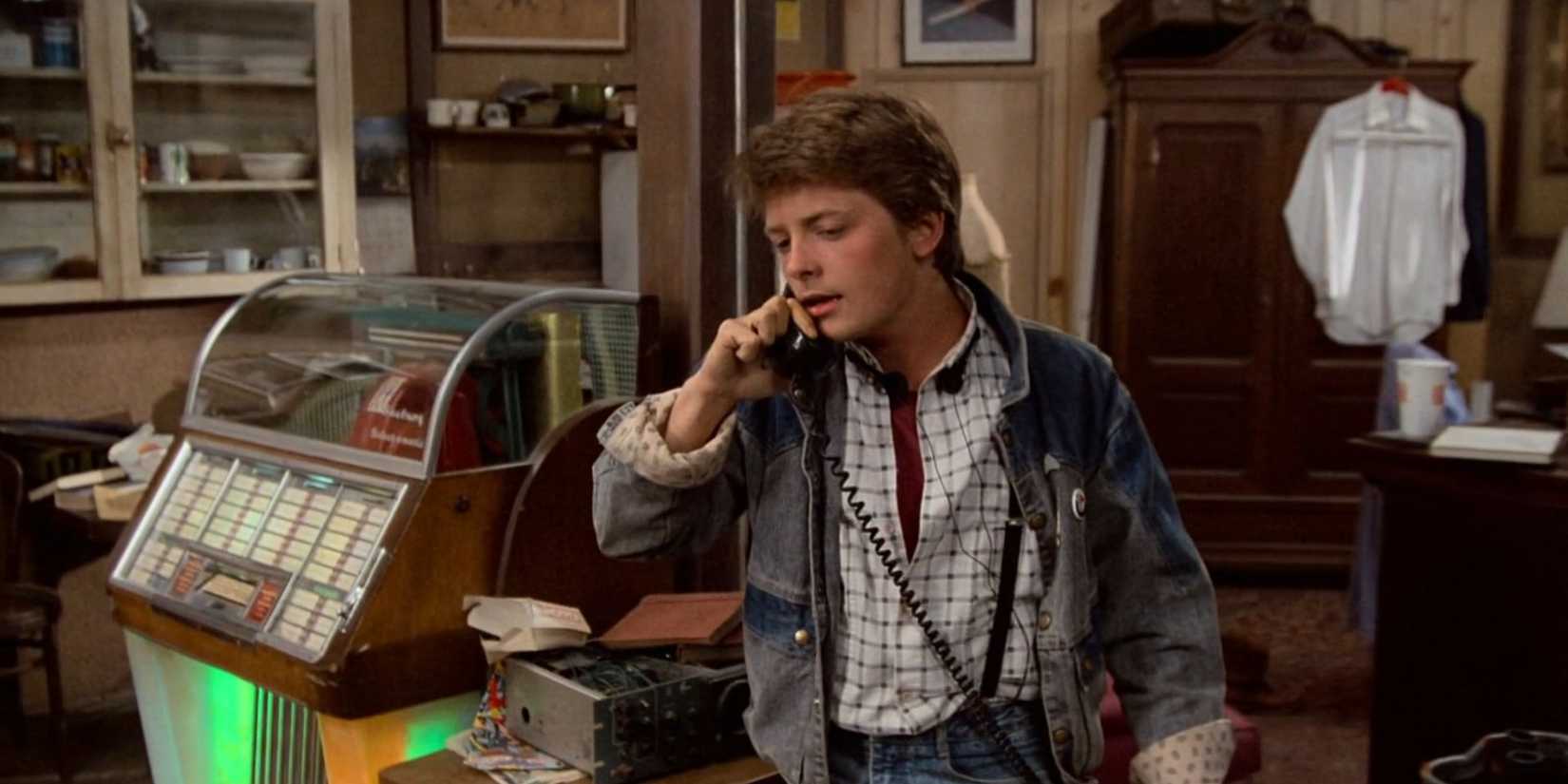 Marty McFly ao telefone com Doc Brown em De Volta Para o Futuro