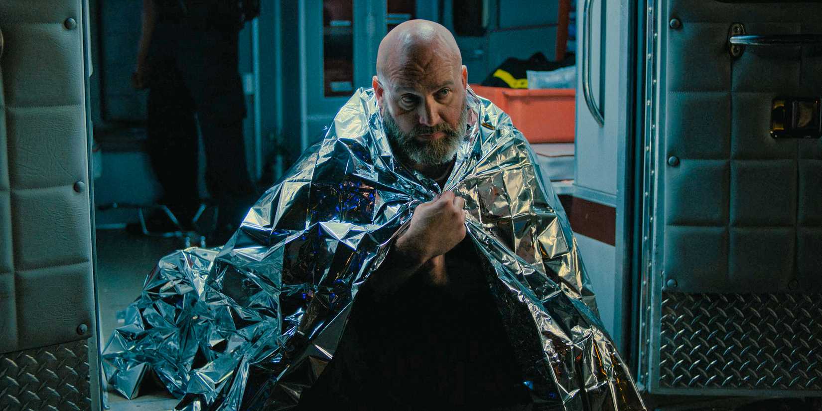 Персонаж Тома Сегуры с одеялом пожарного в 5-й серии 1 сезона "Bad Thoughts"