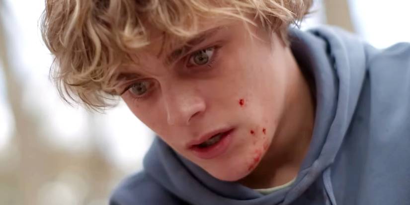 Билли Барретт, выглядящий шокированным с кровью на лице в фильме Bring Her Back