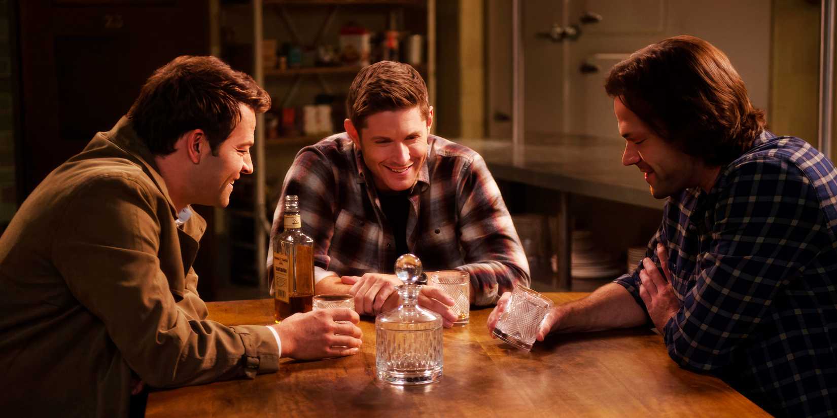 Castiel (Misha Collins), Dean (Jensen Ackles) e Sam (Jared Padalecki) bebendo juntos em Supernatural