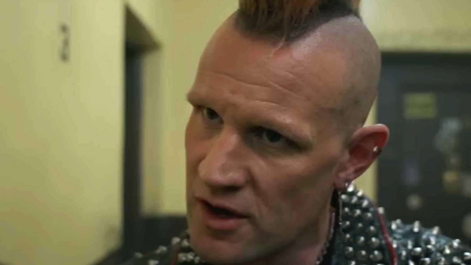 Ketahuan Mencuri Matt Smith saat berdiri di pakaiannya