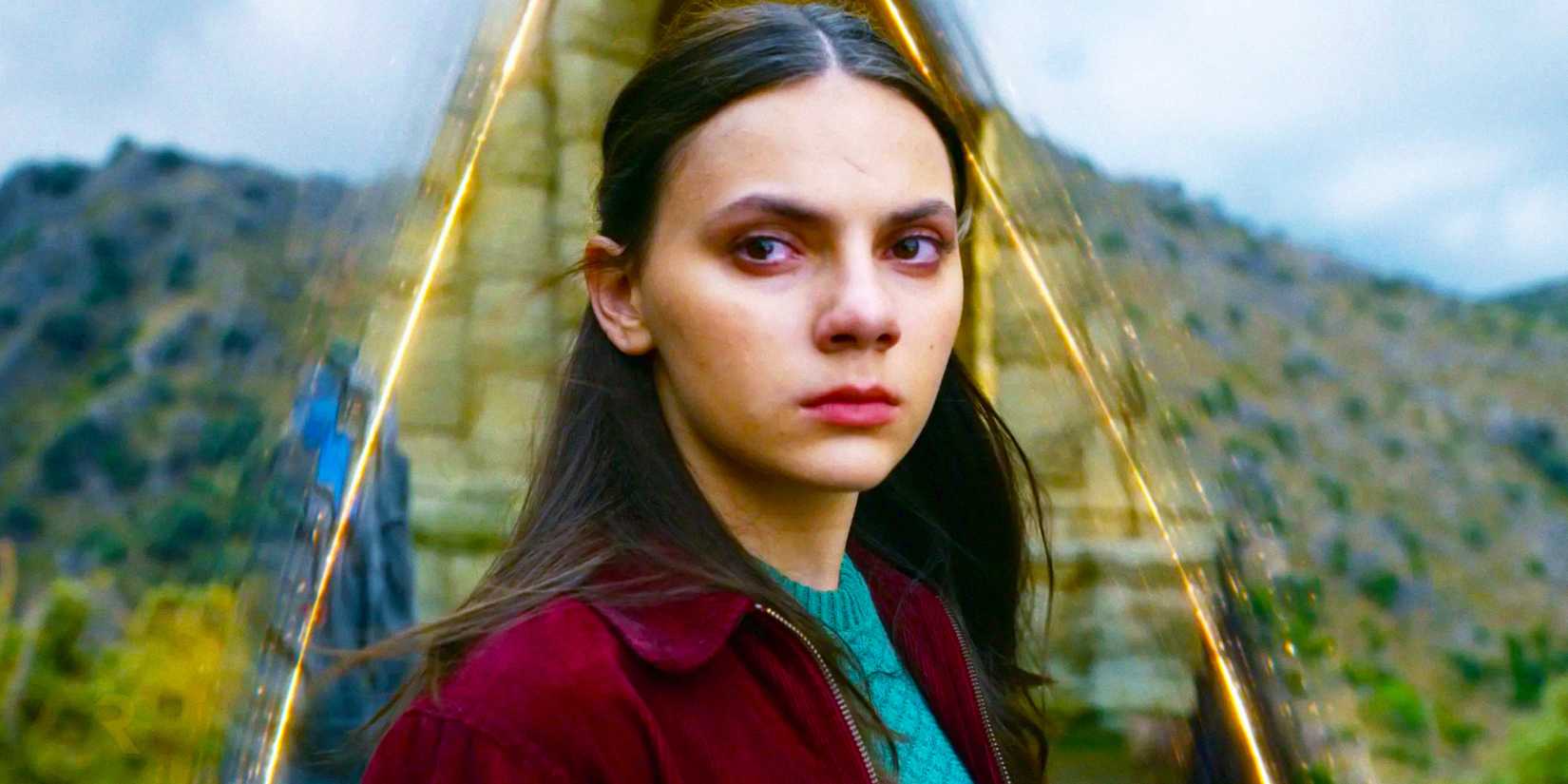 Dafne Keen als Lyra in His Dark Materials Staffel 3 mit einer Graslandschaft als Hintergrund