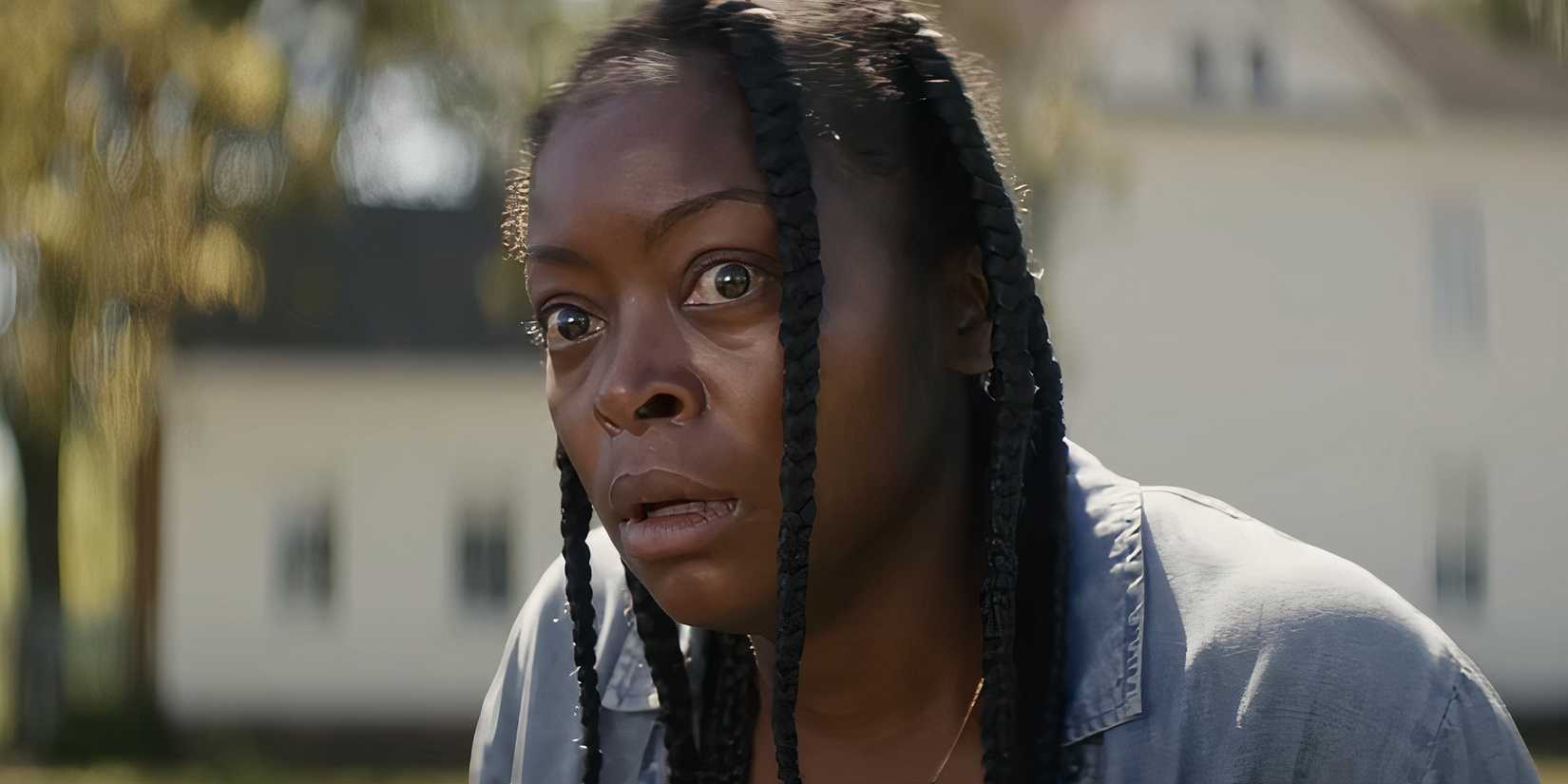 Danielle Deadwyler als Ramona, die in „The Woman in the Yard“ entsetzt dreinschaut