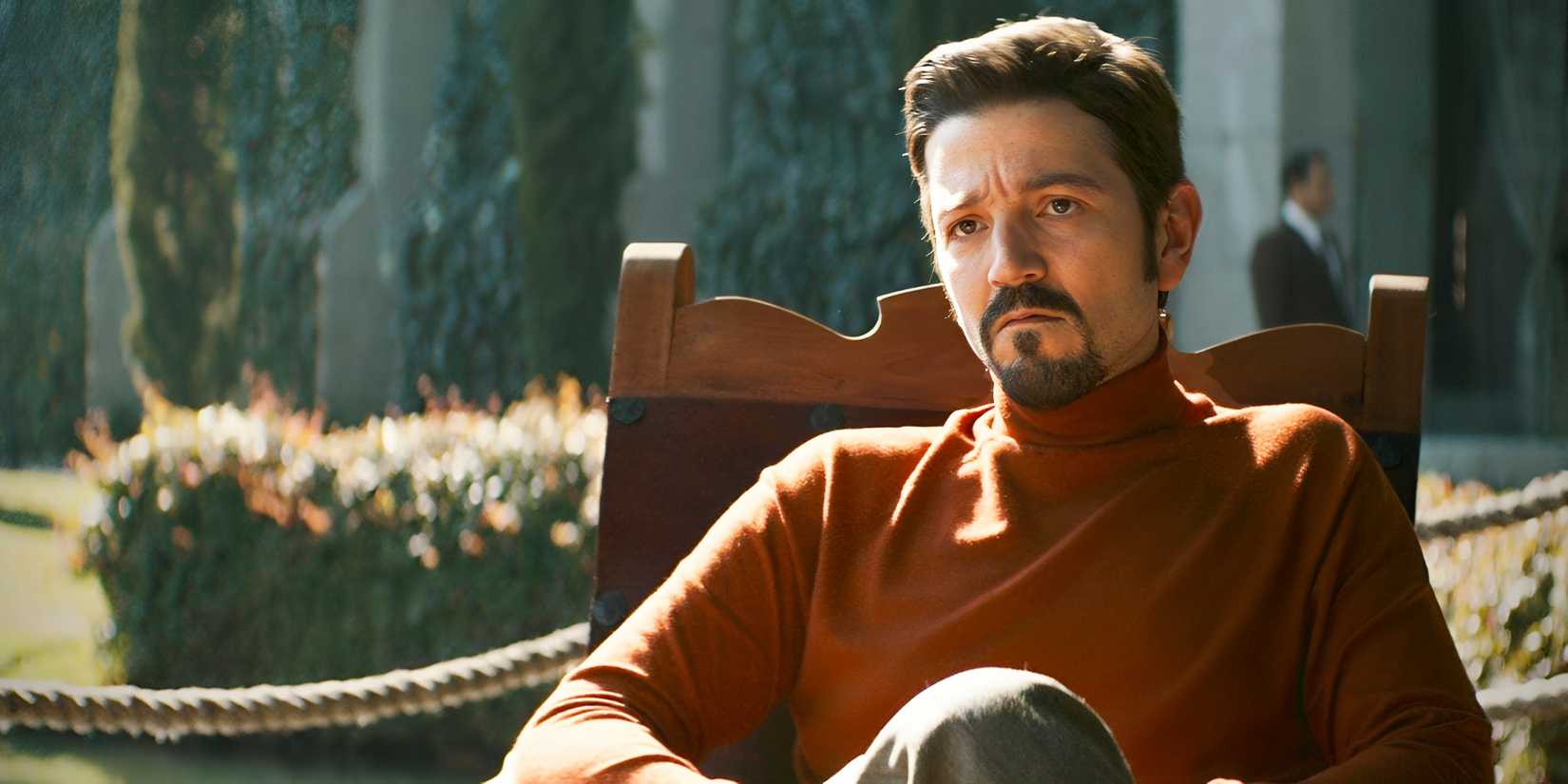 Felix (Diego Luna) sieht wütend in seinem Stuhl in Narcos- Mexico aus