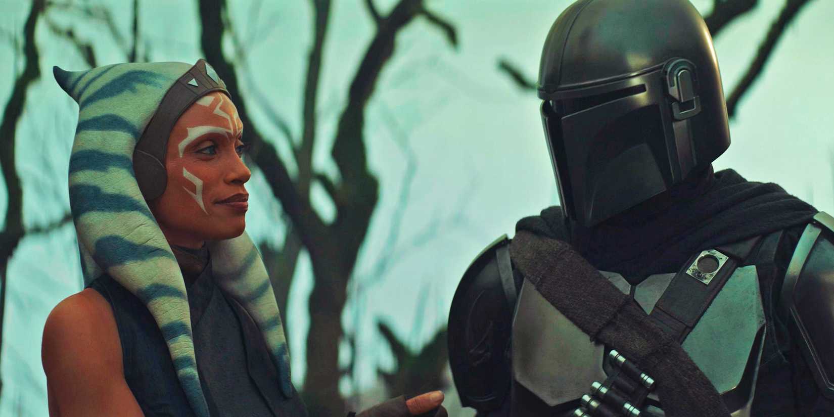 Ahsoka Tano (Rosario Dawson) observa Din Djarin durante o treinamento de Grogu em Corvus.