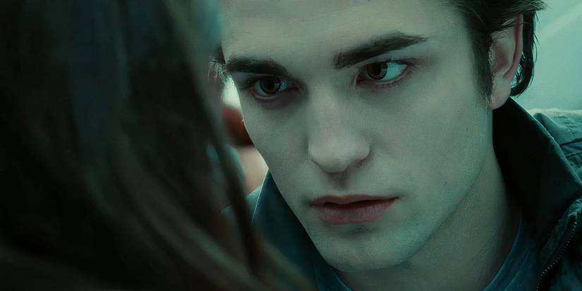 Edward olha intensamente para Bella em Crepúsculo