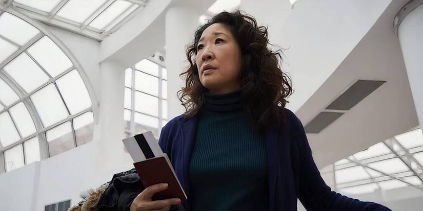 Eve (Sandra Oh) sosteniendo un pasaporte y mirando nerviosa en el final de la temporada 1 de Killing Eve. Dios, estoy cansada