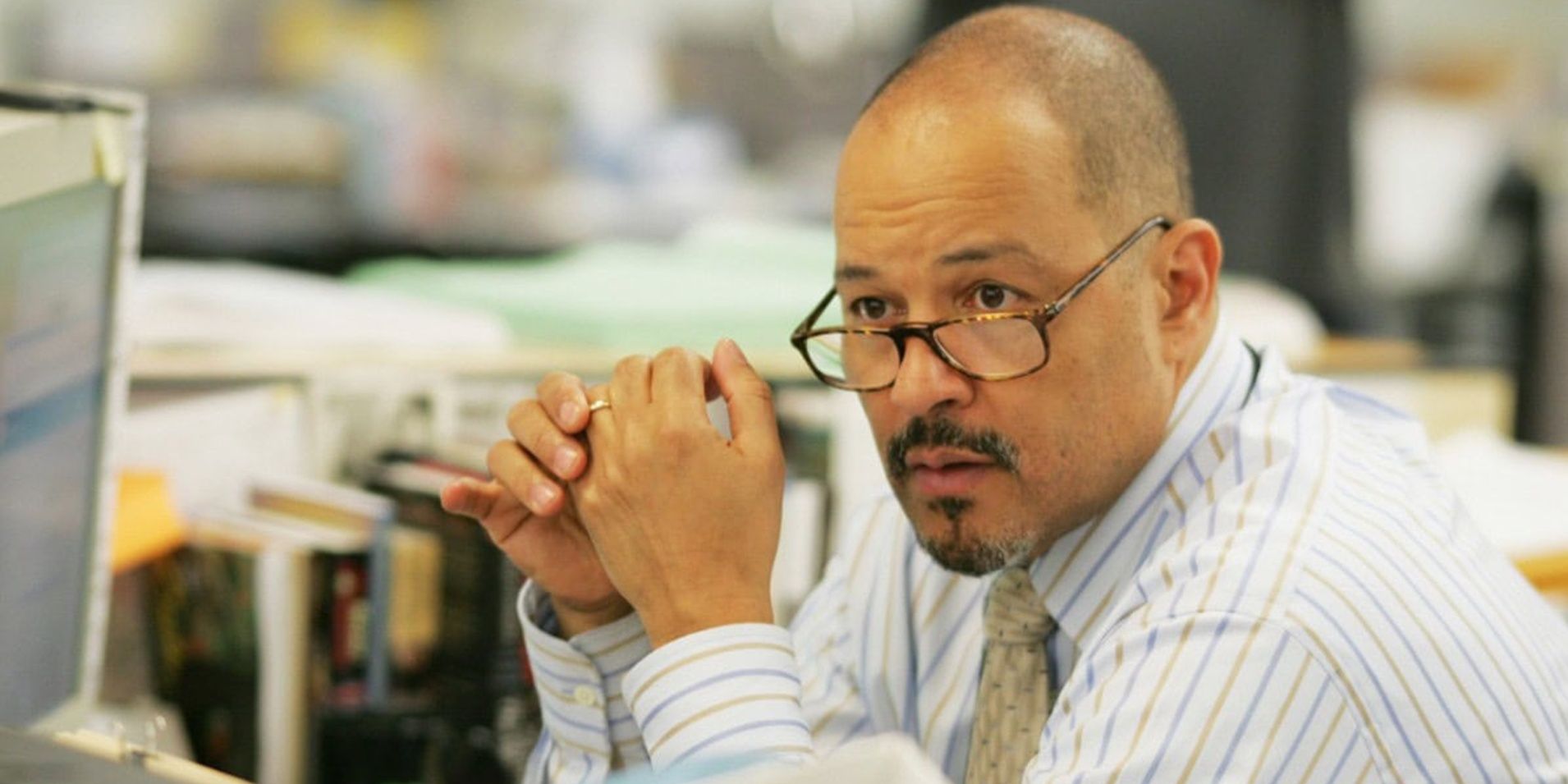 Gus seduto alla sua scrivania in The Wire