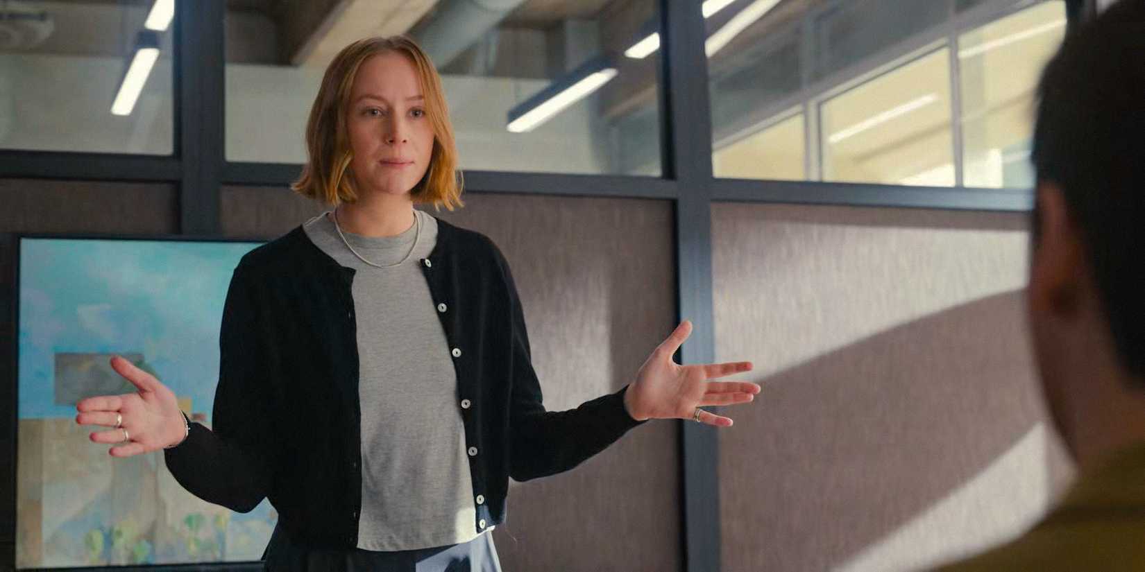 Ava Daniels (Hannah Einbinder) giving an explanation in Hacks Season 4 Ep 10