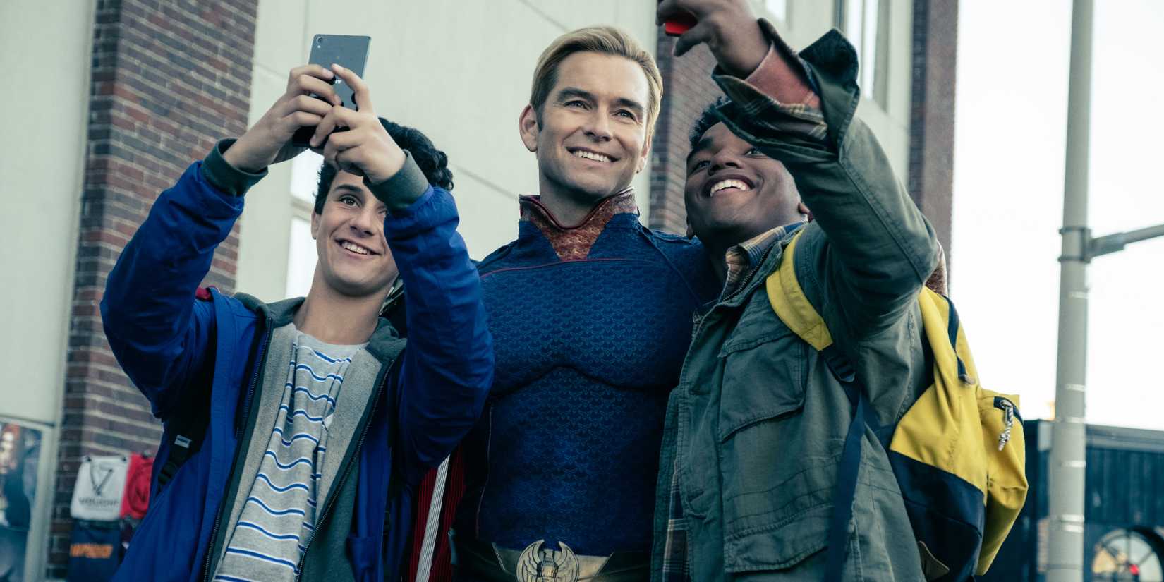 Homelander tira selfies com fãs no episódio piloto de The Boys