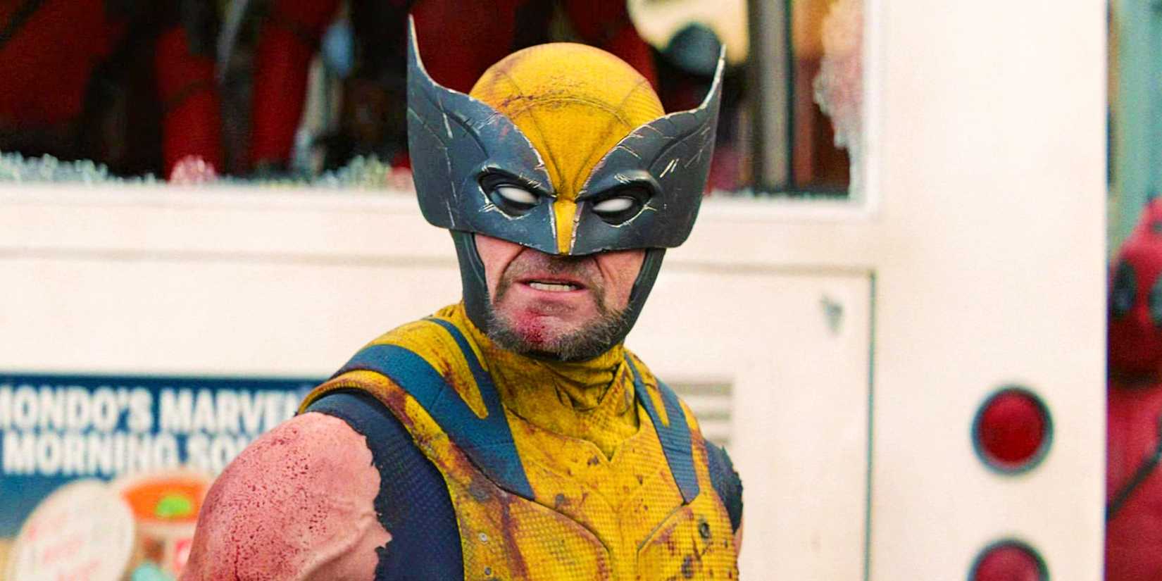 Hugh Jackman como Wolverine em traje completo e capacete rosnando em Deadpool & Wolverine