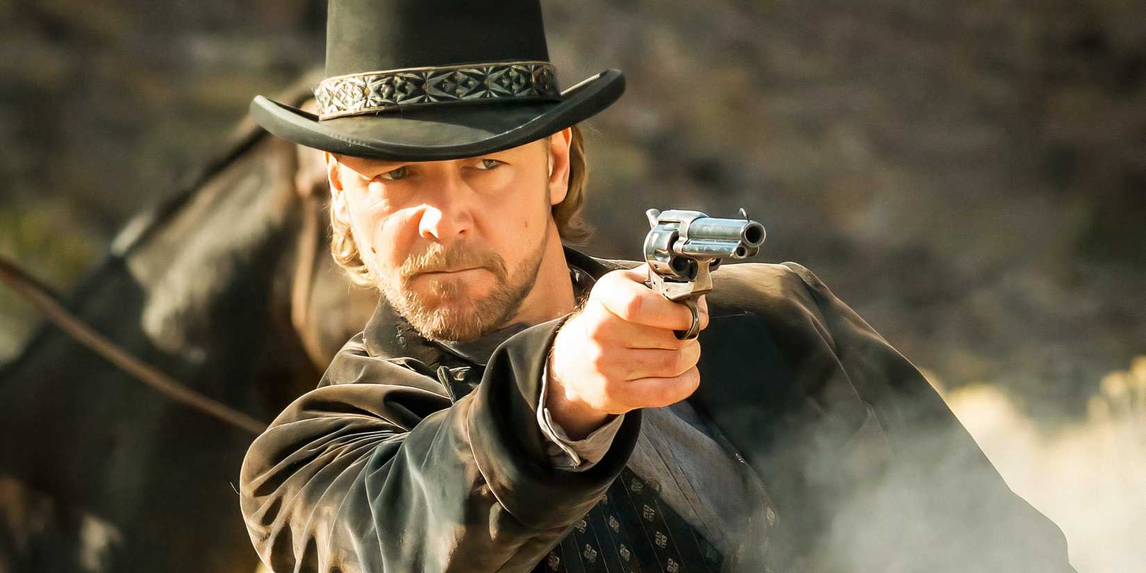Russell Crowe as Ben Wade aiming a gun in 3:10 to Yuma.