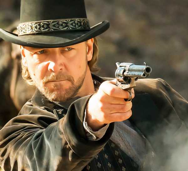 Russell Crowe as Ben Wade aiming a gun in 3:10 to Yuma.