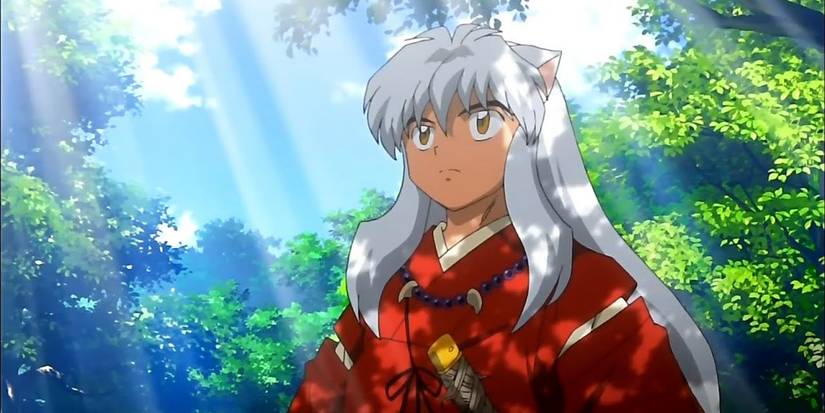 Inuyasha se tenant dans une forêt alors que la lumière se précipite à travers les arbres.