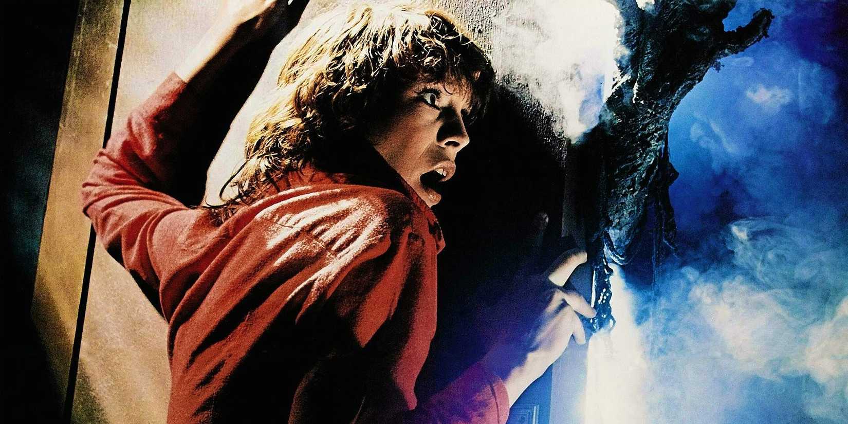 Jamie Lee Curtis being attacked by a ghost in The Fog's poster